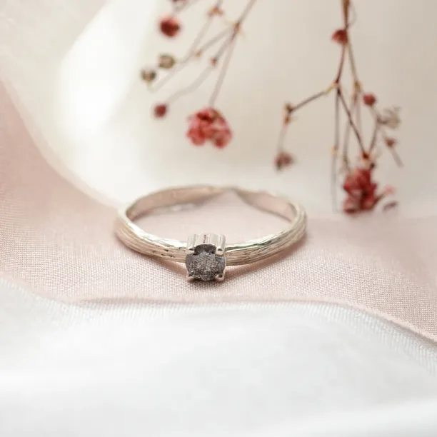 Zlatý prsten ve tvaru stromové kůry se salt and pepper diamantem SALTY Image