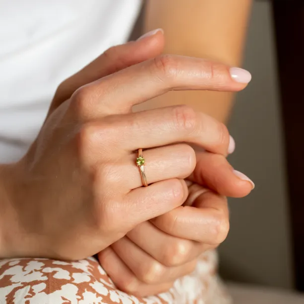 Zlatý prsten ve tvaru stromové kůry s olivínem OLIVE Image