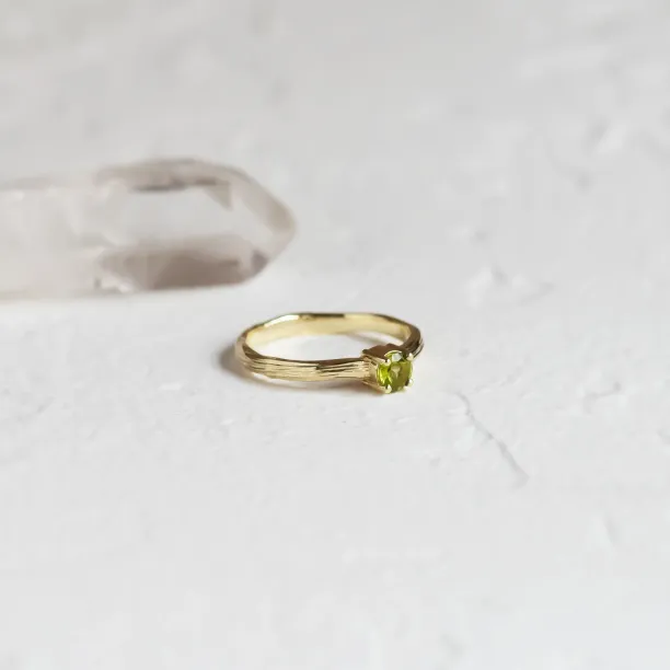 Zlatý prsten ve tvaru stromové kůry s olivínem OLIVE Image