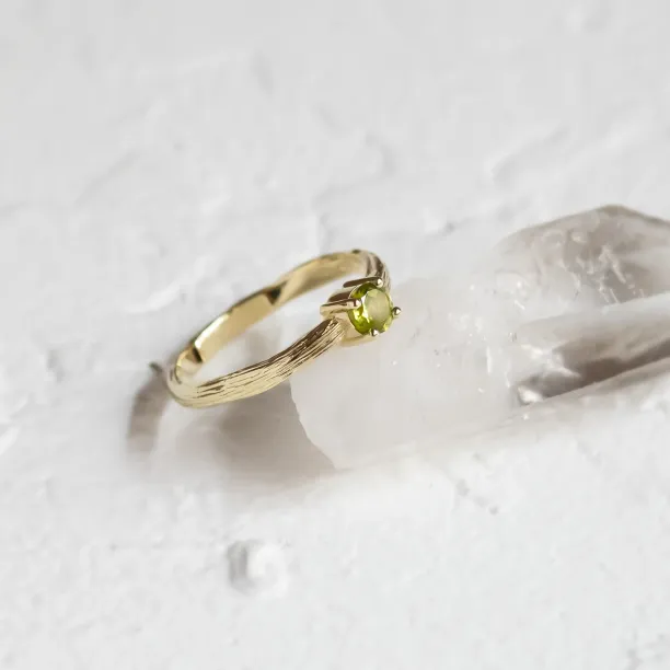 Zlatý prsten ve tvaru stromové kůry s olivínem OLIVE Image