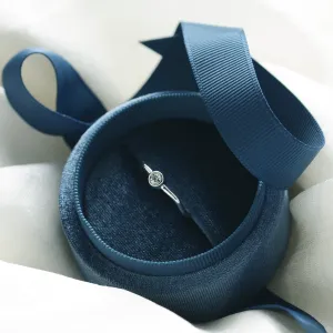 Minimalist curvy engagement ring with diamond NOLLAIG Thumbnail