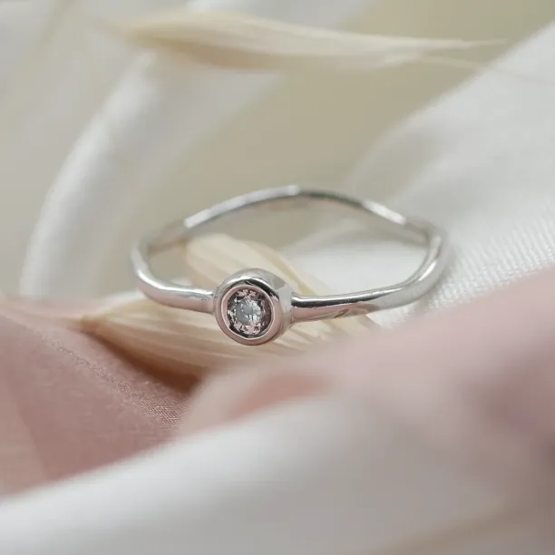 Minimalist curvy engagement ring with diamond NOLLAIG Image