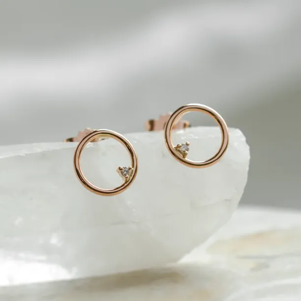 Zlaté karma náušnice s diamanty GARURASANA Image