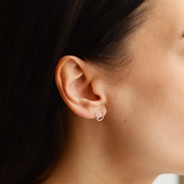 Zlaté karma náušnice s diamanty GARURASANA Image