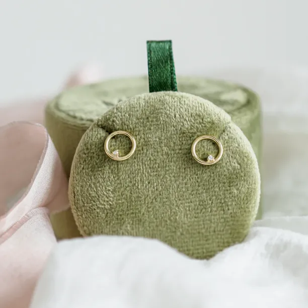 Zlaté karma náušnice s diamanty GARURASANA Image