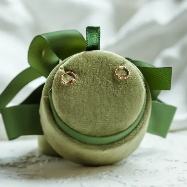 Zlaté karma náušnice s diamanty GARURASANA Image