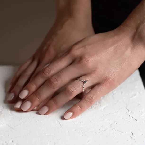 Netradiční snubní prsten s kite salt and pepper diamantem NIAM Image