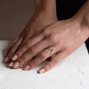 Netradiční snubní prsten s kite salt and pepper diamantem NIAM