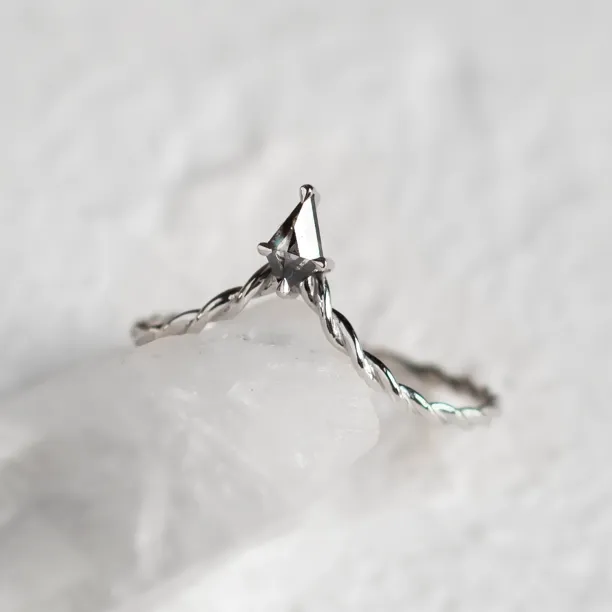 Netradiční snubní prsten s kite salt and pepper diamantem NIAM Image