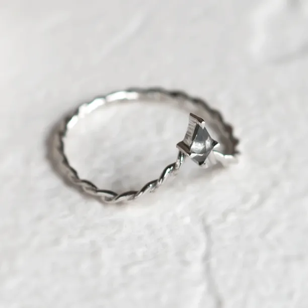 Netradiční snubní prsten s kite salt and pepper diamantem NIAM Image