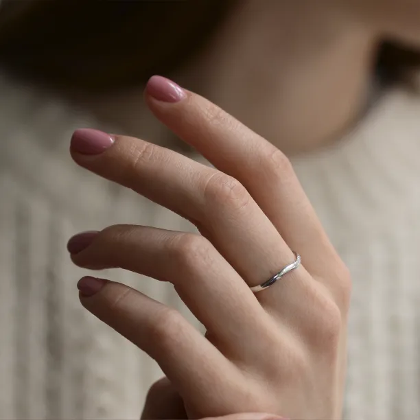 Zaoblený snubní prsten se třemi diamanty ISEULT Image