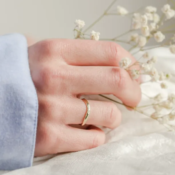 Zaoblený snubní prsten se třemi diamanty ISEULT Image