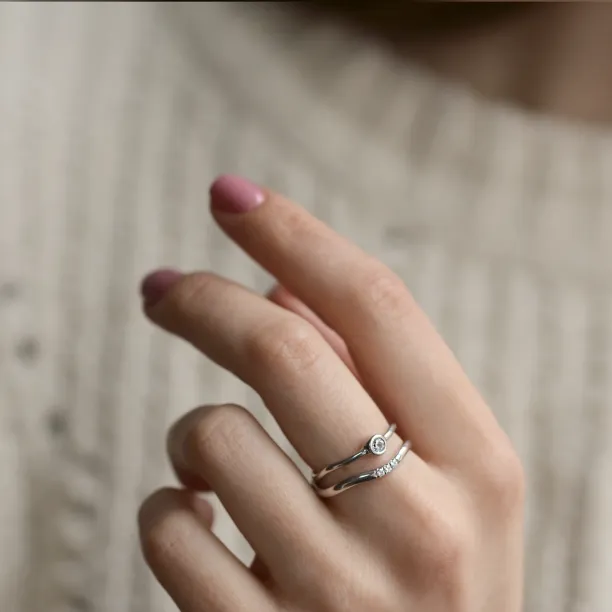 Zaoblený snubní prsten se třemi diamanty ISEULT Image