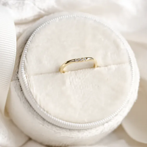 Zaoblený snubní prsten se třemi diamanty ISEULT Image