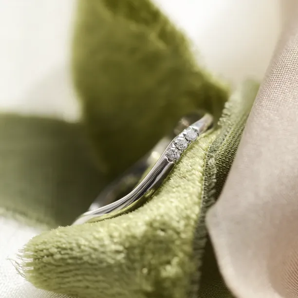 Zaoblený snubní prsten se třemi diamanty ISEULT Image