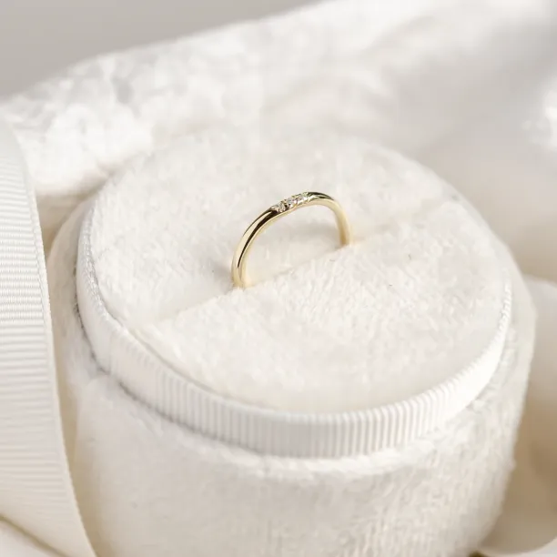 Zaoblený snubní prsten se třemi diamanty ISEULT Image