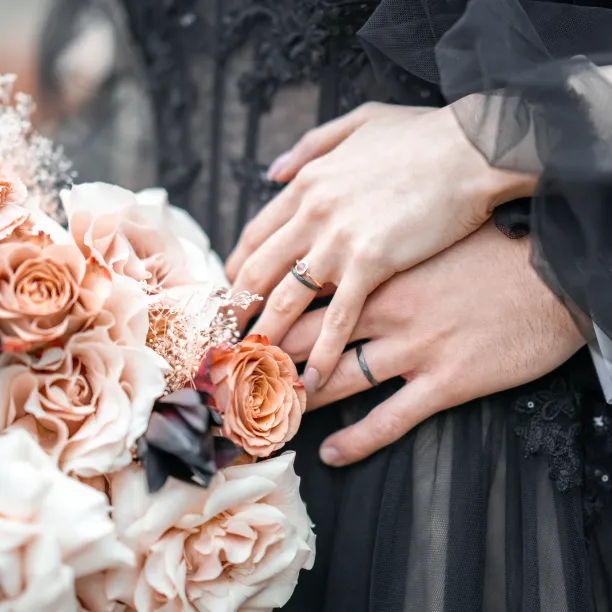 Zlatý prsten s bezel jahodovým křišťálem FRAGOLINA Image