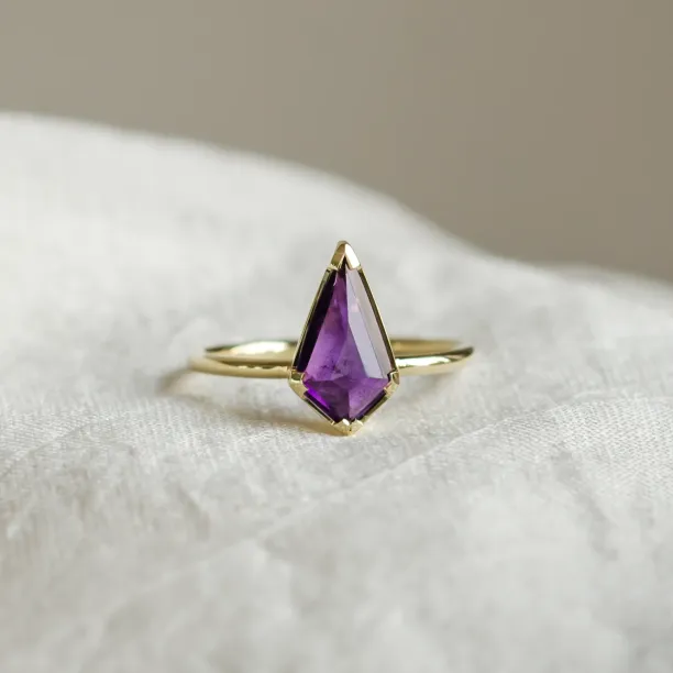 Kite amethyst ring in solid gold DARERCA Image