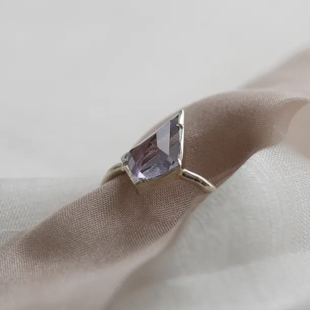 Kite amethyst ring in solid gold DARERCA Image