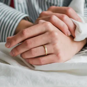 Matné snubní prsteny s tepaným povrchem ETAIN