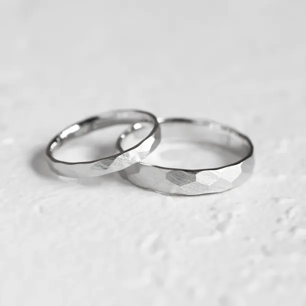 Matné snubní prsteny s tepaným povrchem ETAIN Image