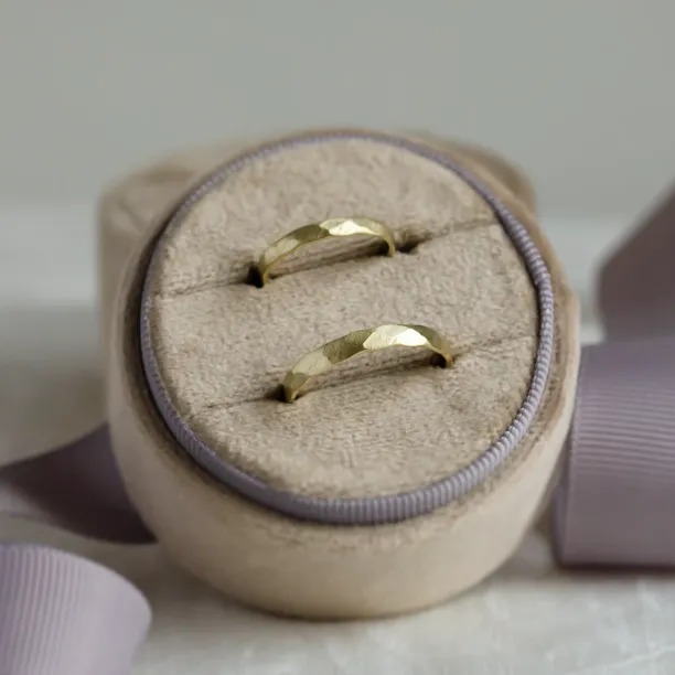 Matné snubní prsteny s tepaným povrchem ETAIN Image