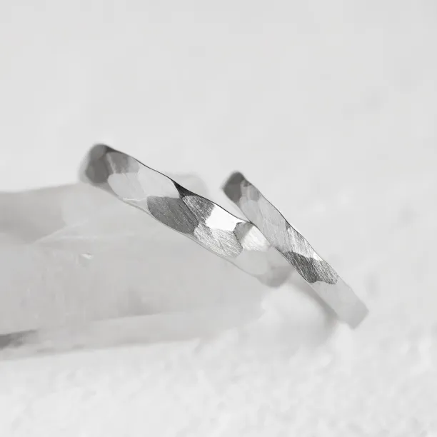 Matné snubní prsteny s tepaným povrchem ETAIN Image