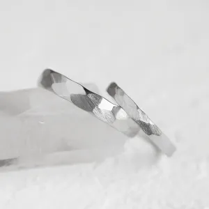 Matné snubní prsteny s tepaným povrchem ETAIN Thumbnail