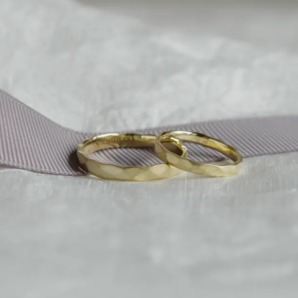 Matné snubní prsteny s tepaným povrchem ETAIN Image