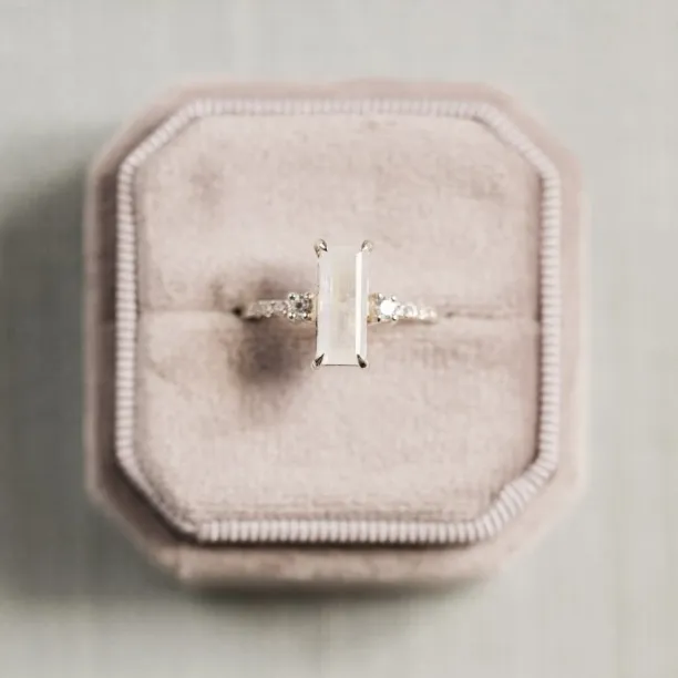 Zlatý prsten s baguette měsíčním kamenem a diamanty TIGE Image