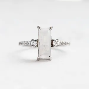 Zlatý prsten s baguette měsíčním kamenem a diamanty TIGE