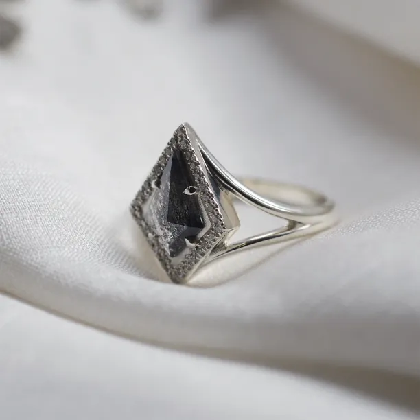 Spectacular kite salt and pepper diamond ring in solid gold CATHAL Image