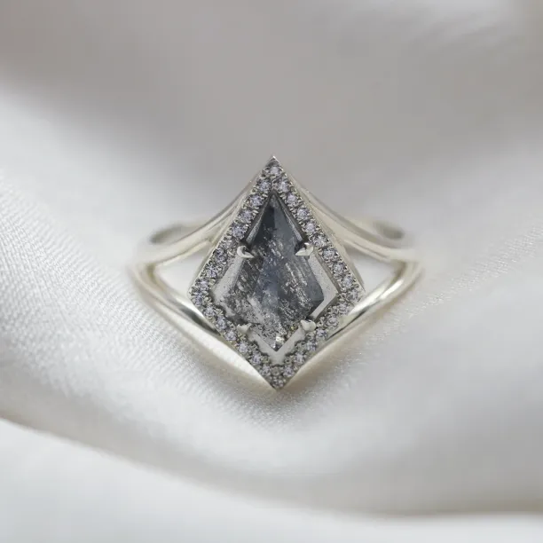 Spectacular kite salt and pepper diamond ring in solid gold CATHAL Image