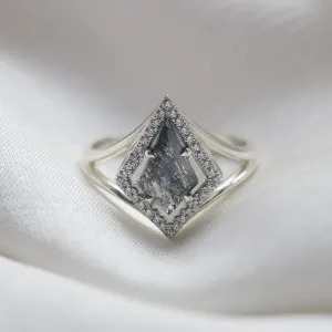 Spectacular kite salt and pepper diamond ring in solid gold CATHAL Thumbnail