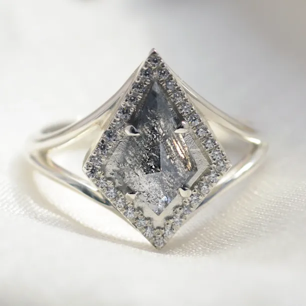 Spectacular kite salt and pepper diamond ring in solid gold CATHAL Image