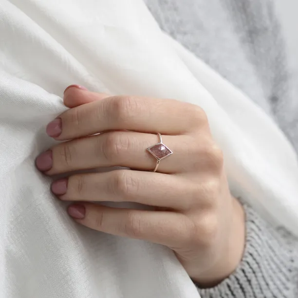 Gold kite strawberry quartz ring FRAGOLA Image