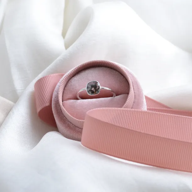 Minimalistický prsten s bezel salt and pepper diamantem ORLAITH Image