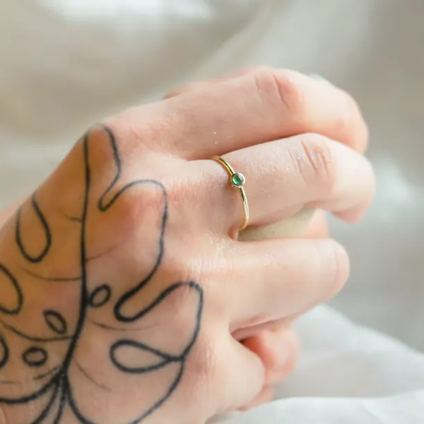 Zlatý minimalistický prsten se smaragdem CARAGH Image