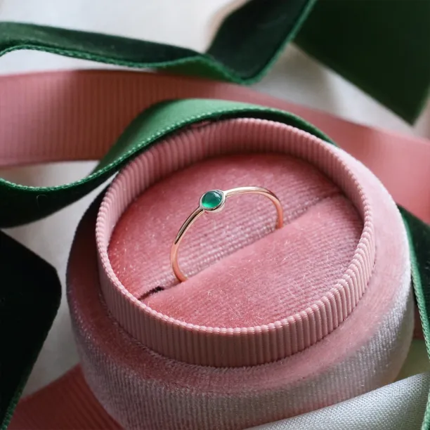 Zlatý minimalistický prsten se smaragdem CARAGH Image