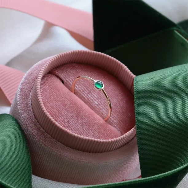 Zlatý minimalistický prsten se smaragdem CARAGH Image