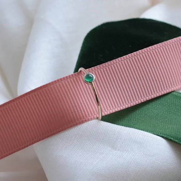 Zlatý minimalistický prsten se smaragdem CARAGH Image