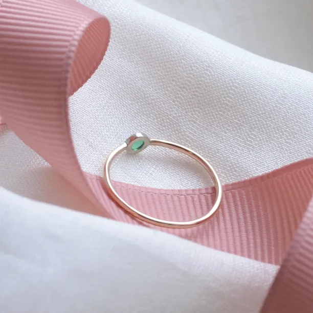 Zlatý minimalistický prsten se smaragdem CARAGH Image