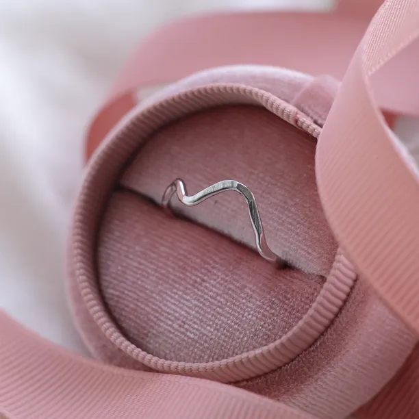 Zlatý minimalistický prsten ve tvaru hor ALPINE Image