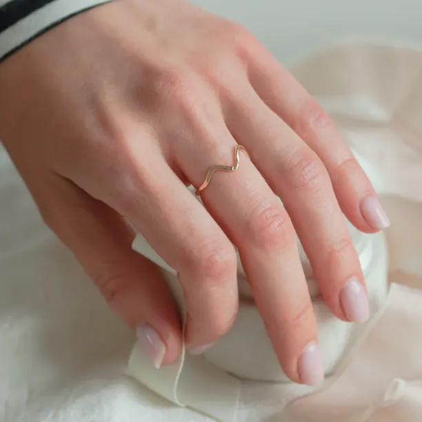 Zlatý minimalistický prsten ve tvaru hor ALPINE Image