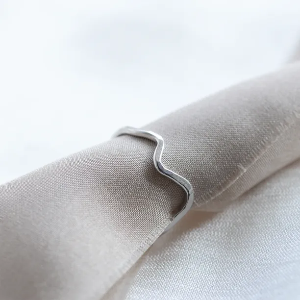 Zlatý minimalistický prsten ve tvaru hor ALPINE Image