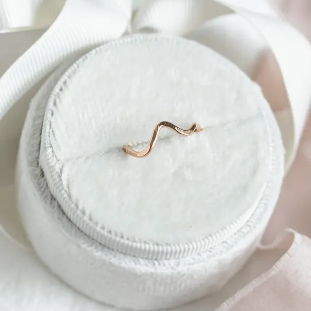 Zlatý minimalistický prsten ve tvaru hor ALPINE Image