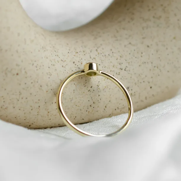 Minimalist engagement ring with salt and pepper diamond AINE Image