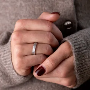 Gold wedding bands with hammered surface Uilliam