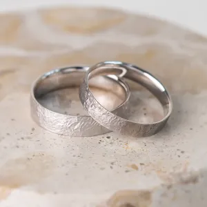 Gold wedding bands with hammered surface Uilliam Thumbnail