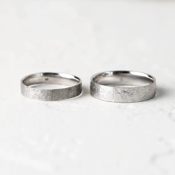 Gold wedding bands with hammered surface Uilliam Image